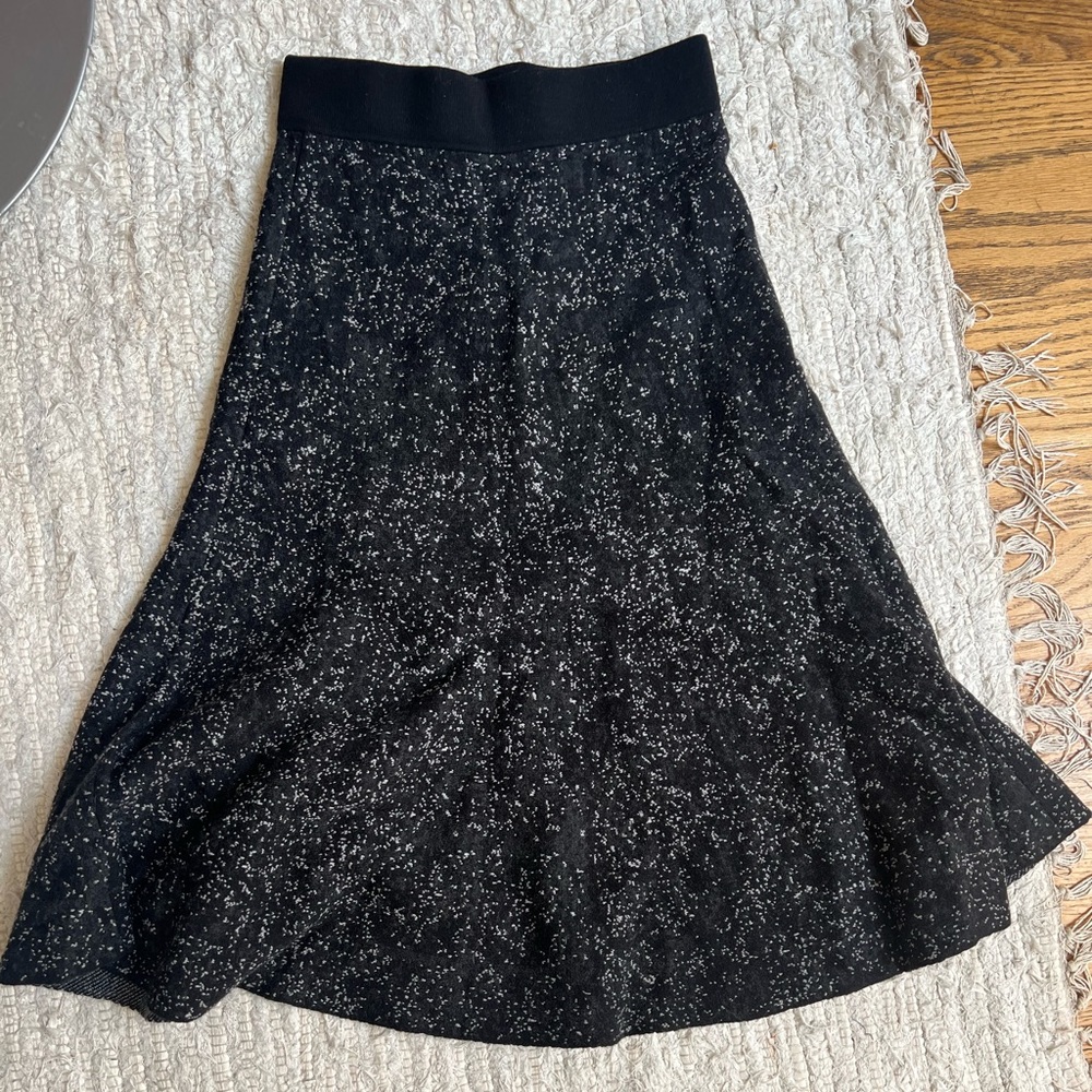 THEORY NWT: Wool skirt. Black with small white dots. Thick elastic waist.